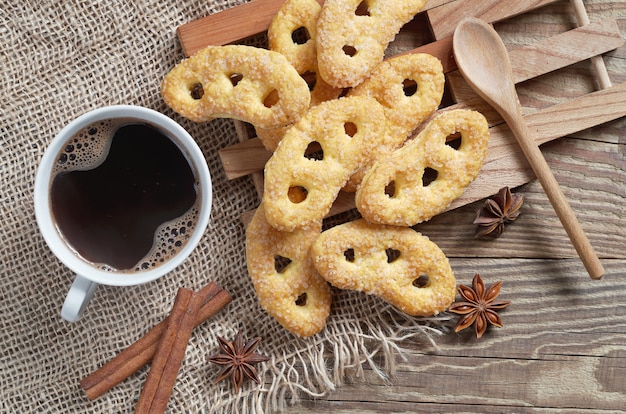 Koffiekopje en zoete pretzels op tafel