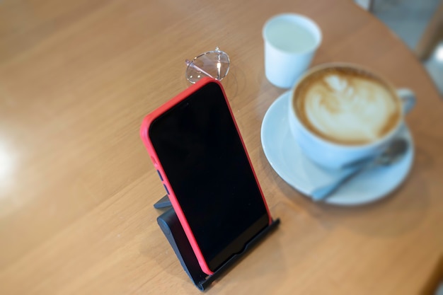 Koffiekopje hete latte op houten tafel, Stockafbeelding