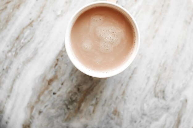 Koffiekopje in de ochtend met melk op marmeren steen plat warme drank op tafel flatlay bovenaanzicht voedselfotografie en receptinspiratie voor kookblog of kookboek