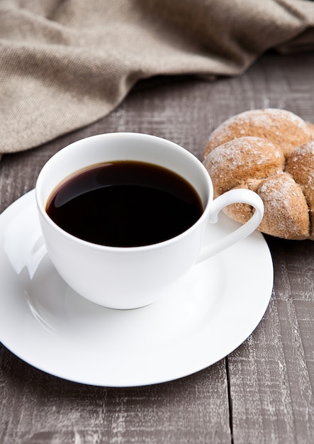 Koffiekopje met broodje voor het ontbijt