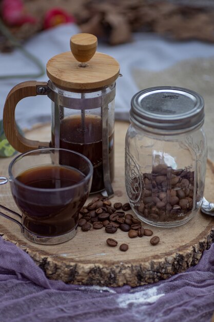 Koffiekopje met brouwen accessoires op houten bord