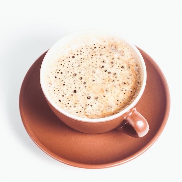 Koffiekopje met crema op een witte achtergrond