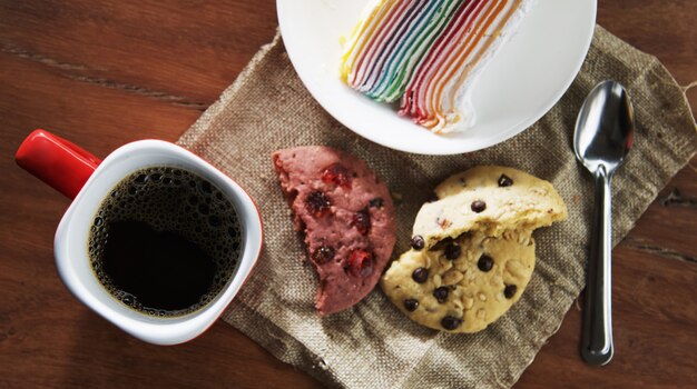 Koffiekopje met cupcake en chocolade cookie op tafel