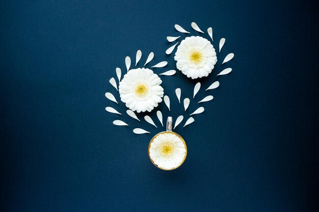 Koffiekopje met gerbera bloemblaadjes flatlay