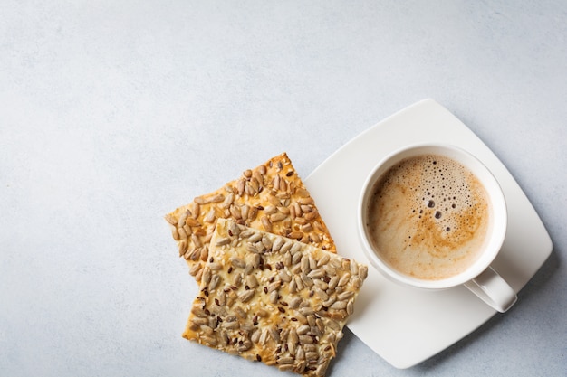 Koffiekopje met gezonde koekjes