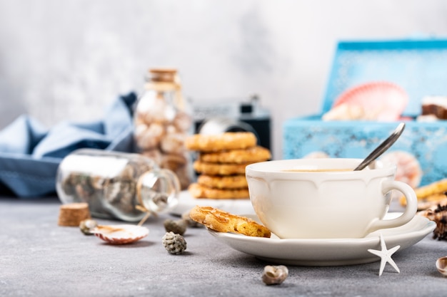 Koffiekopje met koekjes