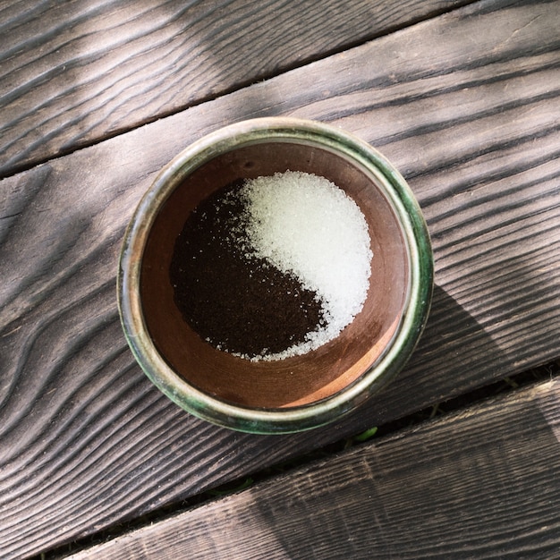 Koffiekopje met koffie en suiker in de vorm van yin en yang