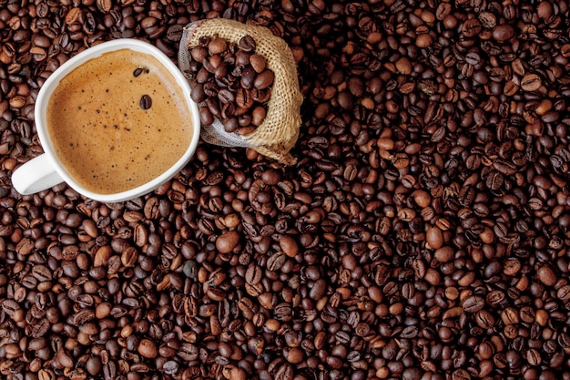 Koffiekopje met koffiezak op houten tafel. Uitzicht vanaf de top