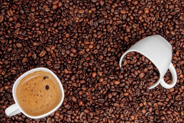 Koffiekopje met koffiezak op houten tafel