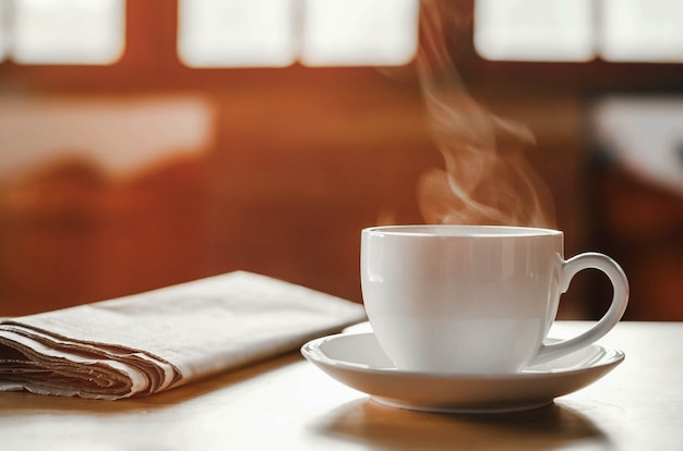 koffiekopje met krant op de tafel