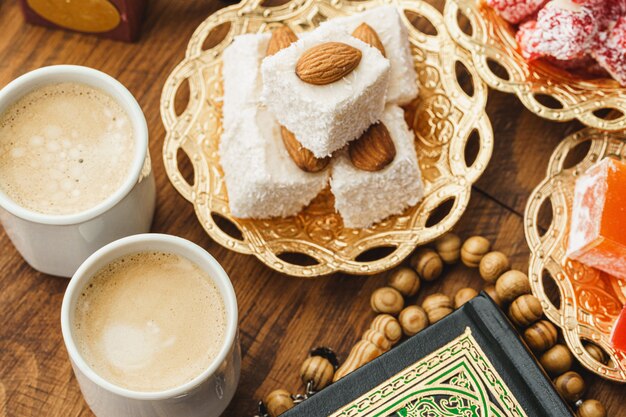 Koffiekopje met oosterse snoepjes op houten tafel