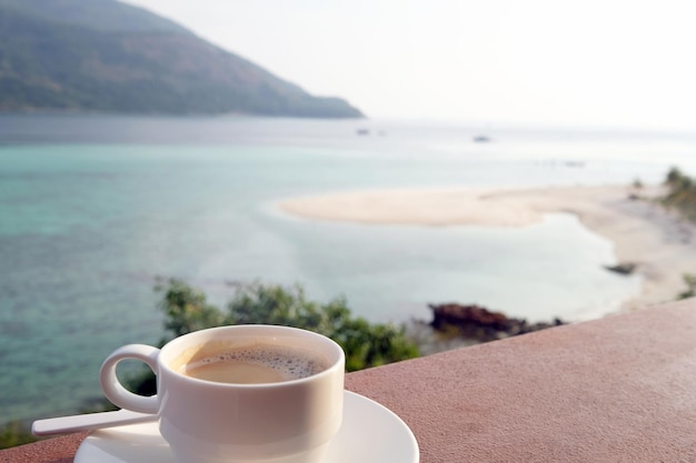 Koffiekopje met prachtig strand in de zomer concept reisvakantie en vakantie natuurlandschap op het eiland lipe in thailand