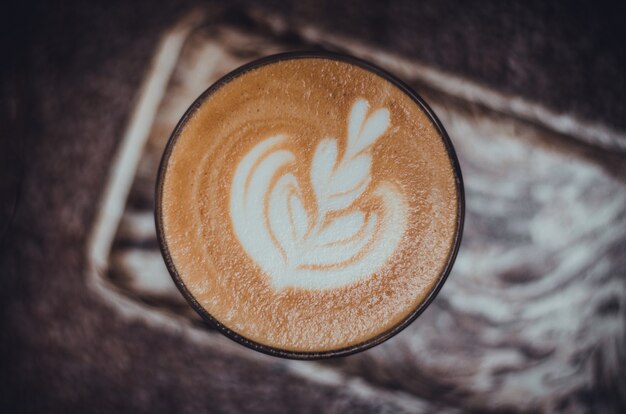 Koffiekopje op bruine houten achtergrond (koffie, bovenkant)