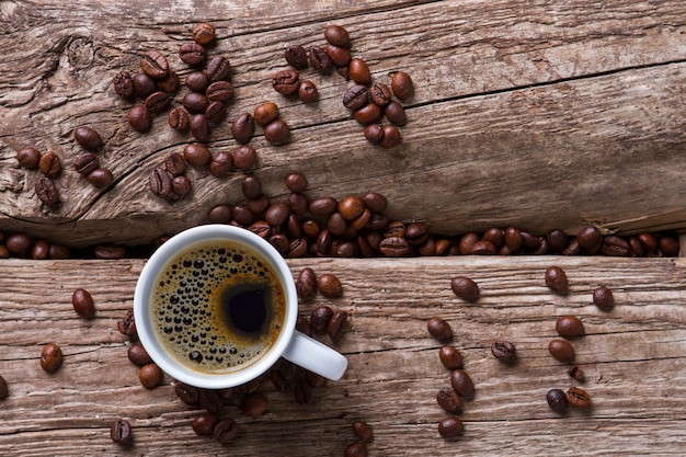 Koffiekopje op houten achtergrond.