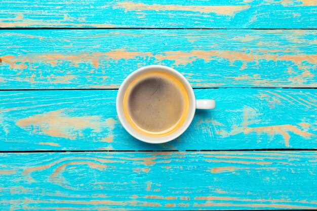 Koffiekopje op houten tafel