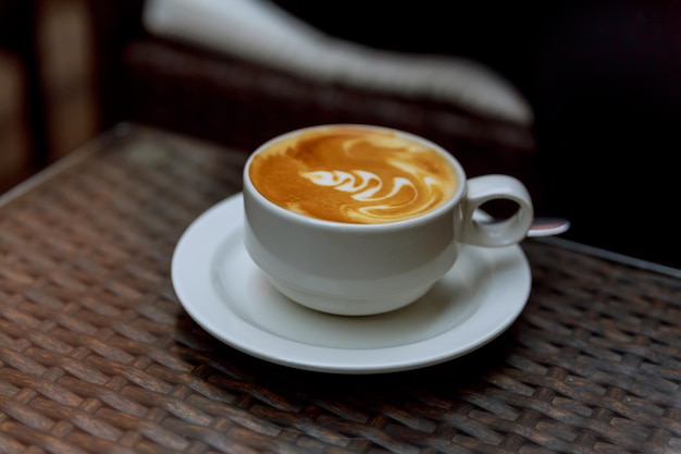 Koffiekopje op houtstructuur en achtergrond met ruimtekoffie op tafel in het restaurant