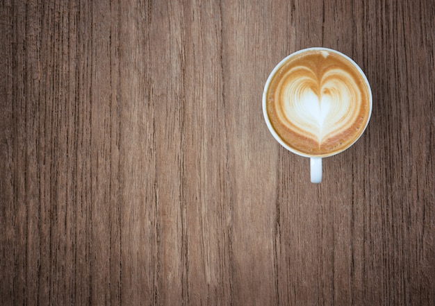 Koffiekopje op oude houten tafel, bovenaanzicht