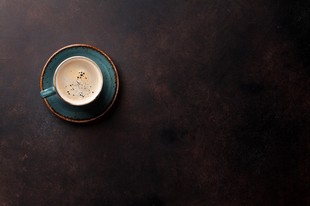 Koffiekopje op oude keukentafel