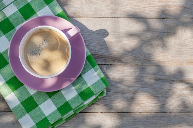 Koffiekopje op tuintafel