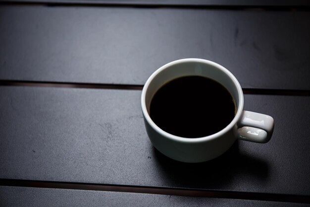 Koffiekopje op zwarte tafel