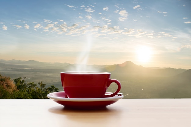 Koffiekopje rood met ochtendzon bergzicht