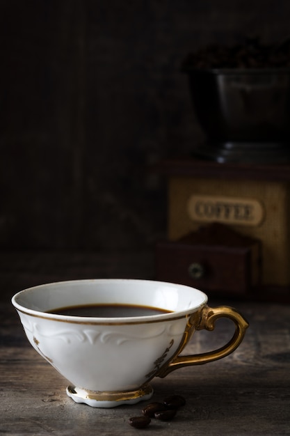 Koffiekopje vintage stijl en bonen koffie op een rustieke houten tafel