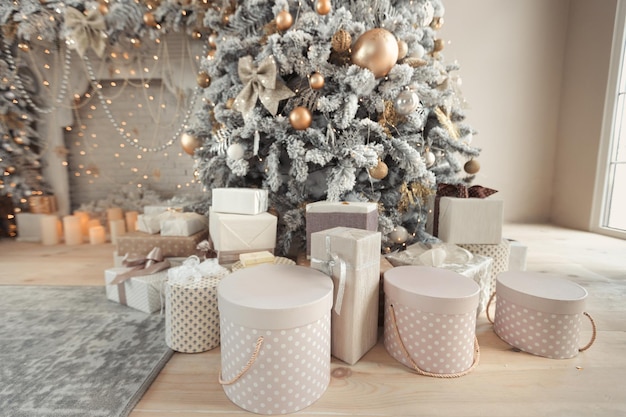 Koffiekopjes op tafel thuis