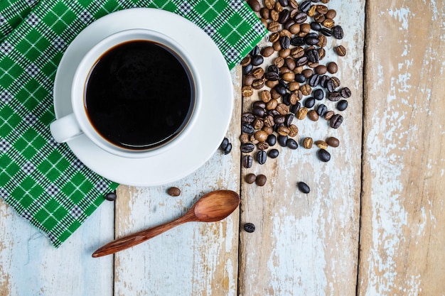 Koffiekoppen en koffiebonen op de lijst