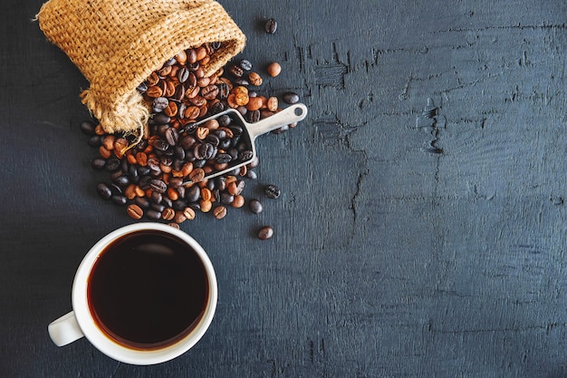 Koffiekoppen en koffiebonen op een houten achtergrond