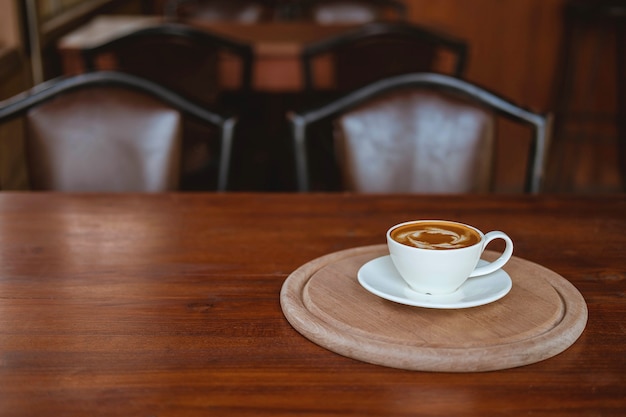 Koffiekoppen op een houten lijst in een koffiewinkel