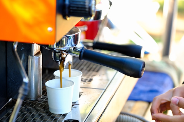 Koffiemachine die espresso in een koffie maken