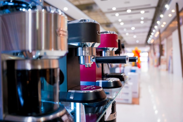 Koffiemachine in de showroom van een grote winkel