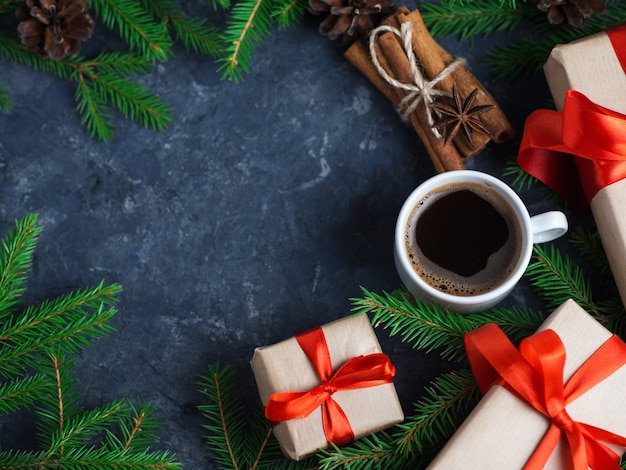 koffiemok met kerstcadeau dozen en vuren takken