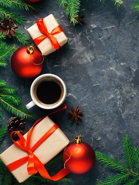 koffiemok met kerstcadeau dozen en vuren takken