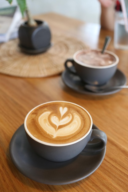 Koffiemokken geplaatst op een tafel in een coffeeshop