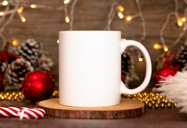 Koffiemokmodel met rode kerstversieringen oz witte mok branding mockup kerstafdruk