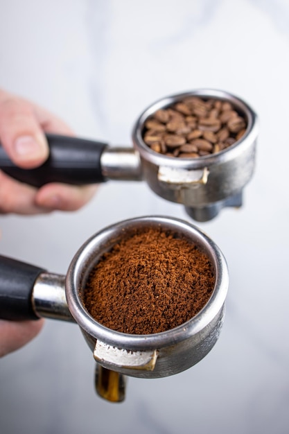 Koffiemolen en koffiebonen op een witte marmeren achtergrond