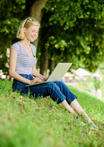 Koffiepauze bij zakenlunch gelukkige vrouw werk op laptop zakelijke communicatie moderne zakenvrouw werk buiten agile zaken Mooie vrouw Professionele keuze