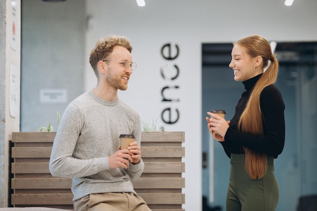 Koffiepauze in de kantoorgang