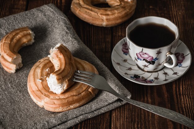 Koffiepauze met eclairs