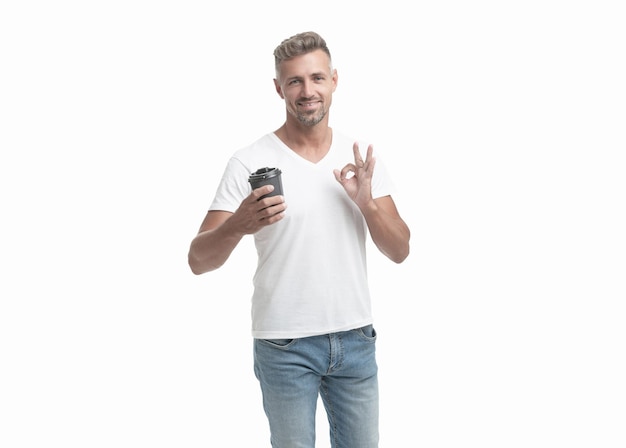 Koffiepauze van man in studio ok man met koffiepauze foto van man tijdens koffiepauze