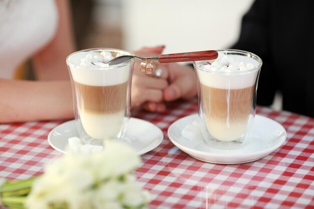 Koffiepauze voor bruid en bruidegom