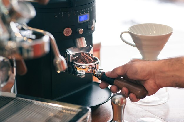 Koffieportafilter ingeschakeld bonenmolen close-up detailweergave kopieerruimte omvat: