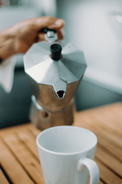 Koffiepot op het punt om koffie te serveren