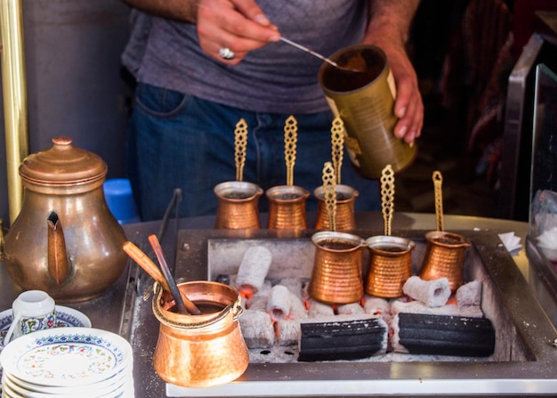 Koffiepotten gemaakt in een traditionele stijl