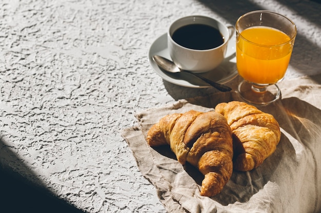 koffiesap en croissants op tafel