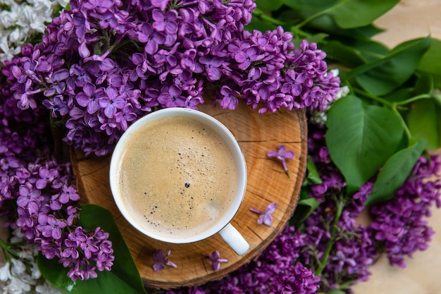 koffietafeltjes op een houten hennep omgeven door lila bloemen