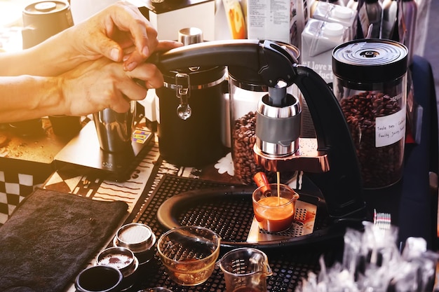 Koffiezetapparaat dat professioneel koffie extraheert door barista met een diepe, koffie-extractie.