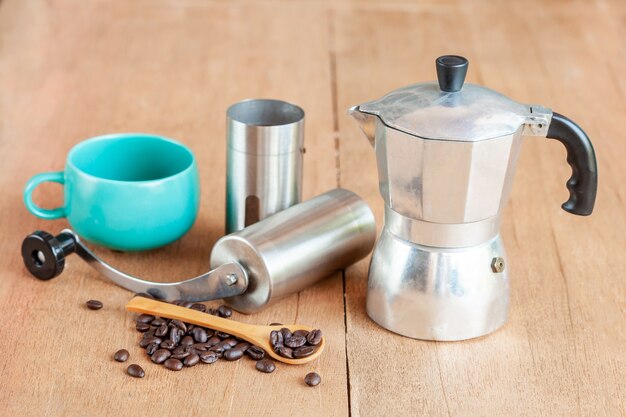 koffiezetapparaat en moka pot op houten tafel