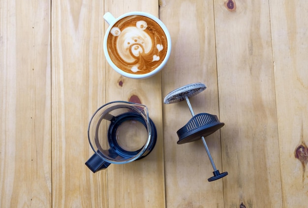 Koffiezetapparaat franse pers op houten tafel